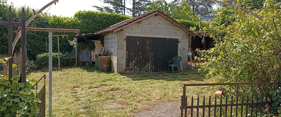 Débroussaillage d'un terrain avec ramassage de l'herbe sur Bourgoin par Dom'easy